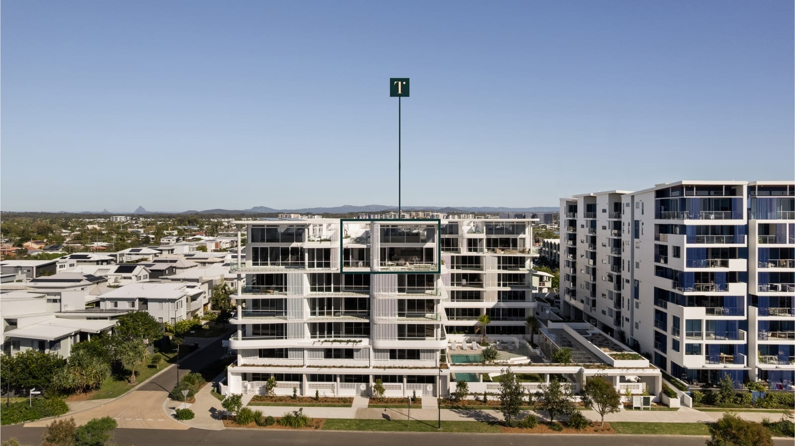 Penthouse Prestige: Rooftop Terrace, Sweeping 180° Ocean Views