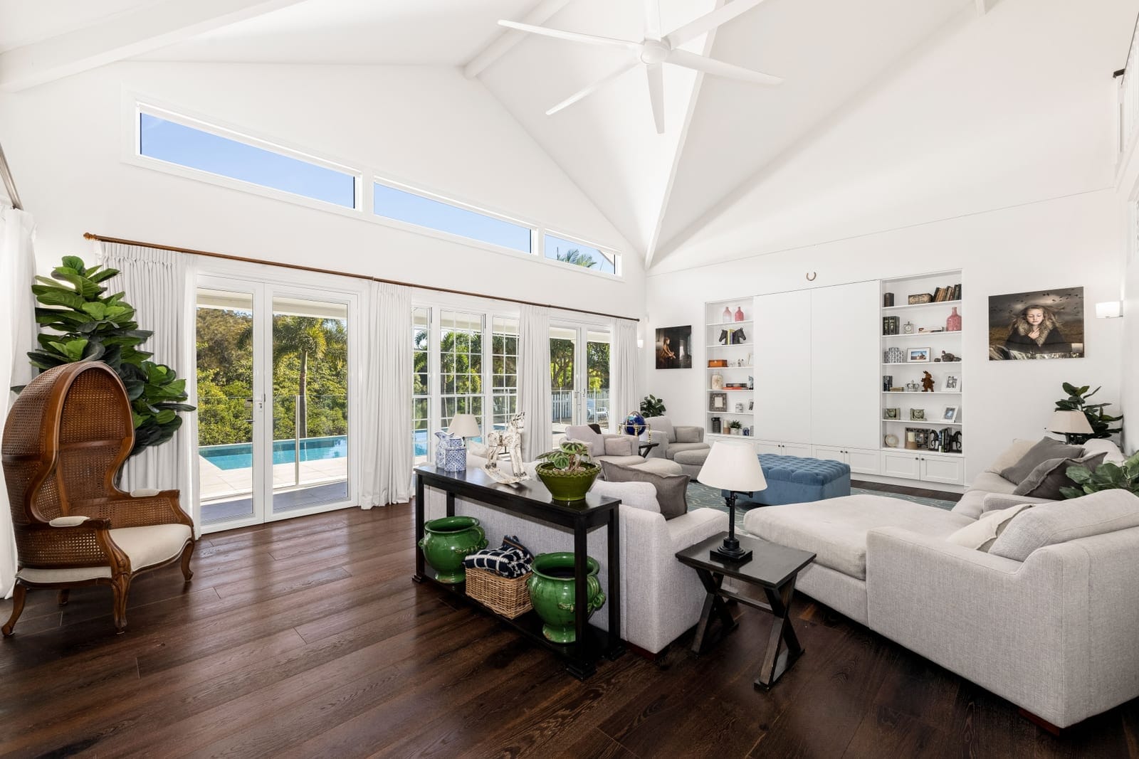 Lifestyle Acreage on the GRANDEST scale: 10 minutes to beach