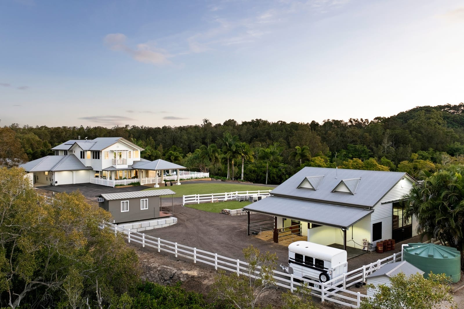 Lifestyle Acreage on the GRANDEST scale: 10 minutes to beach