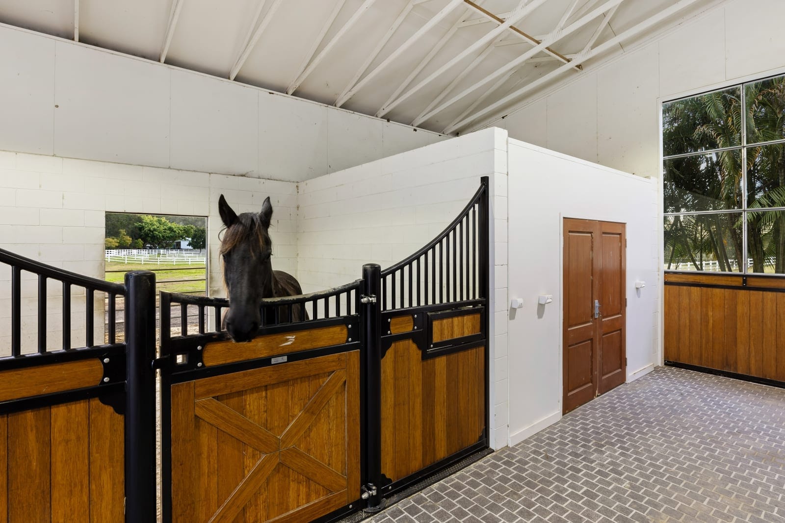 Lifestyle Acreage on the GRANDEST scale: 10 minutes to beach