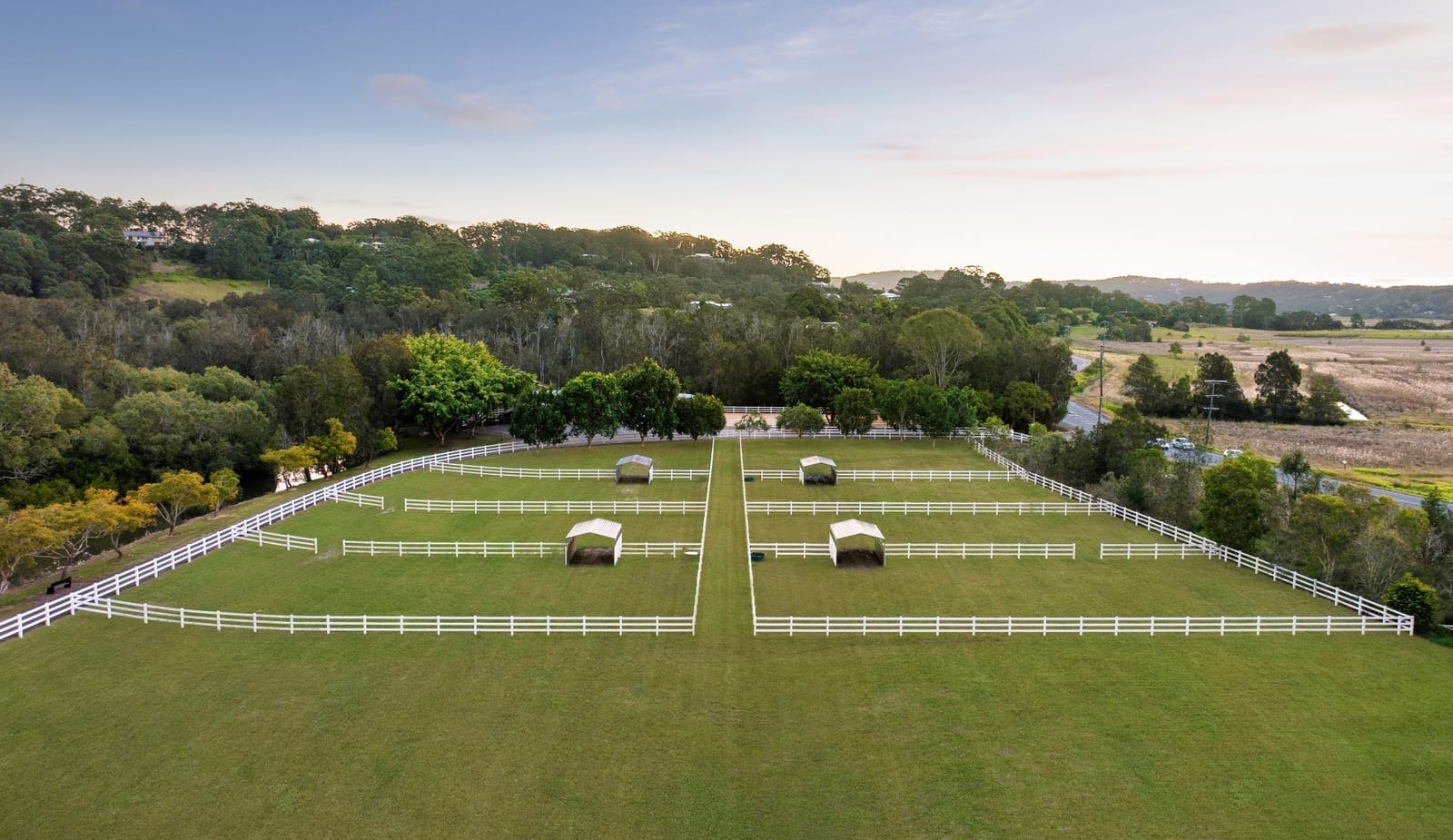 Lifestyle Acreage on the GRANDEST scale: 10 minutes to beach