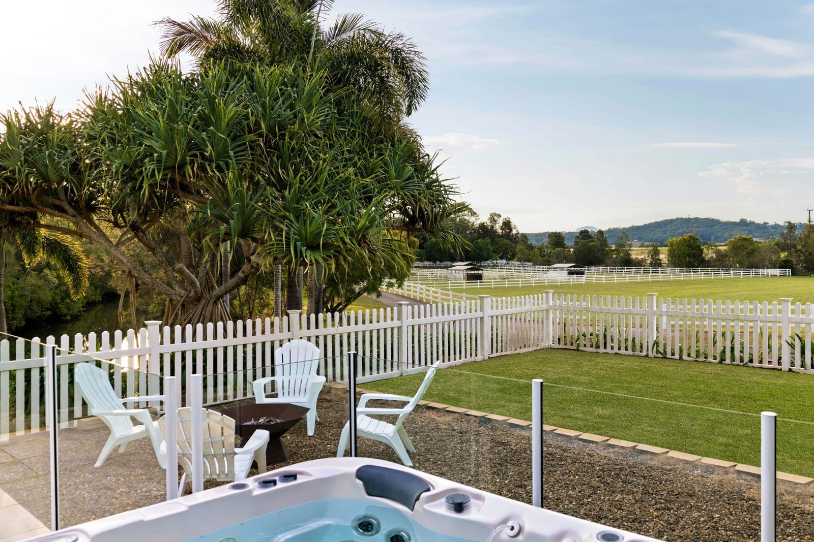 Lifestyle Acreage on the GRANDEST scale: 10 minutes to beach