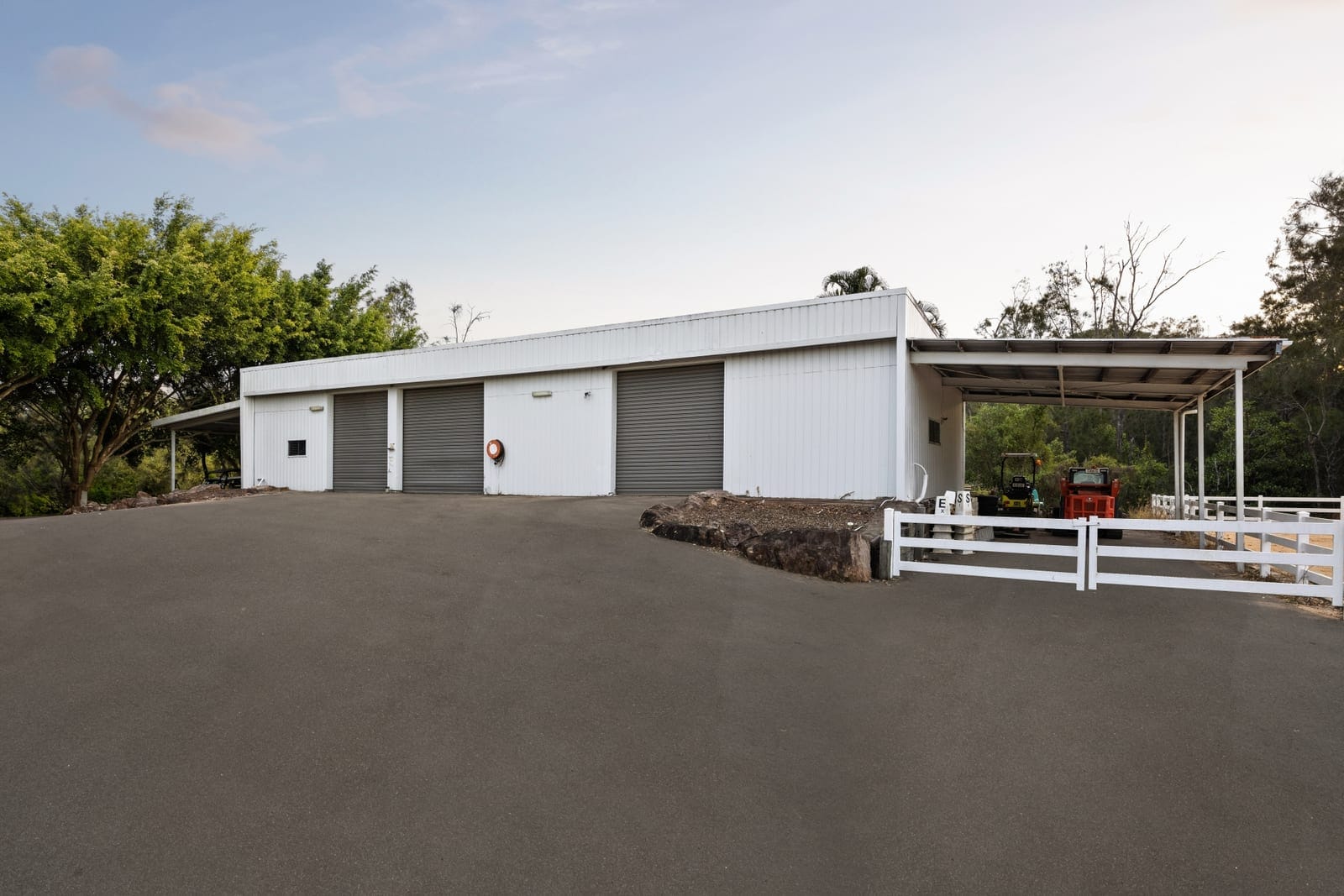 Lifestyle Acreage on the GRANDEST scale: 10 minutes to beach