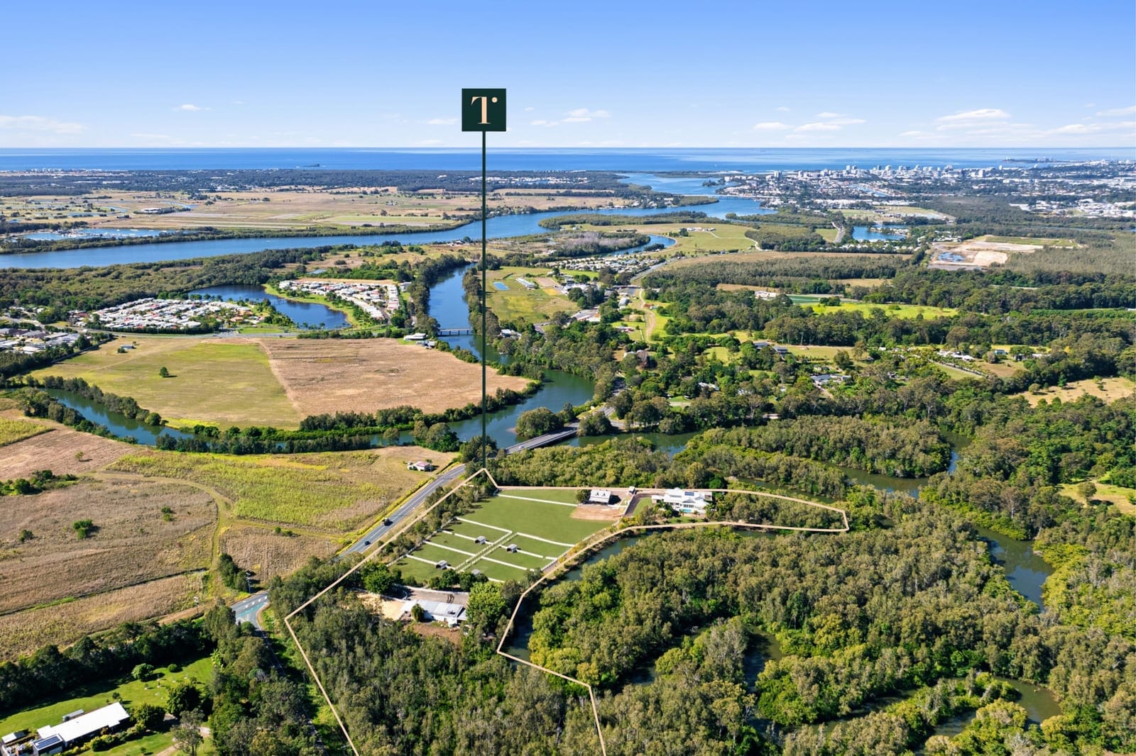 Lifestyle Acreage on the GRANDEST scale: 10 minutes to beach