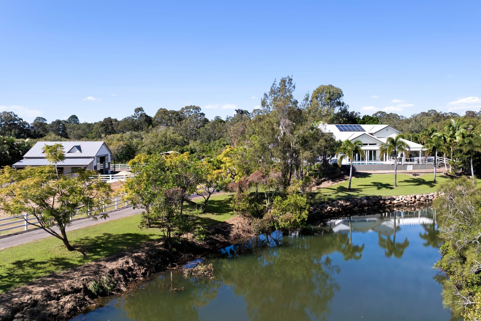 Lifestyle Acreage on the GRANDEST scale: 10 minutes to beach