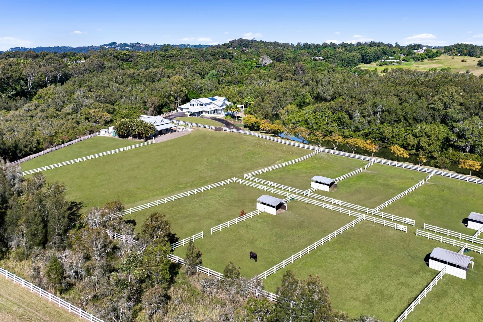 Lifestyle Acreage on the GRANDEST scale: 10 minutes to beach