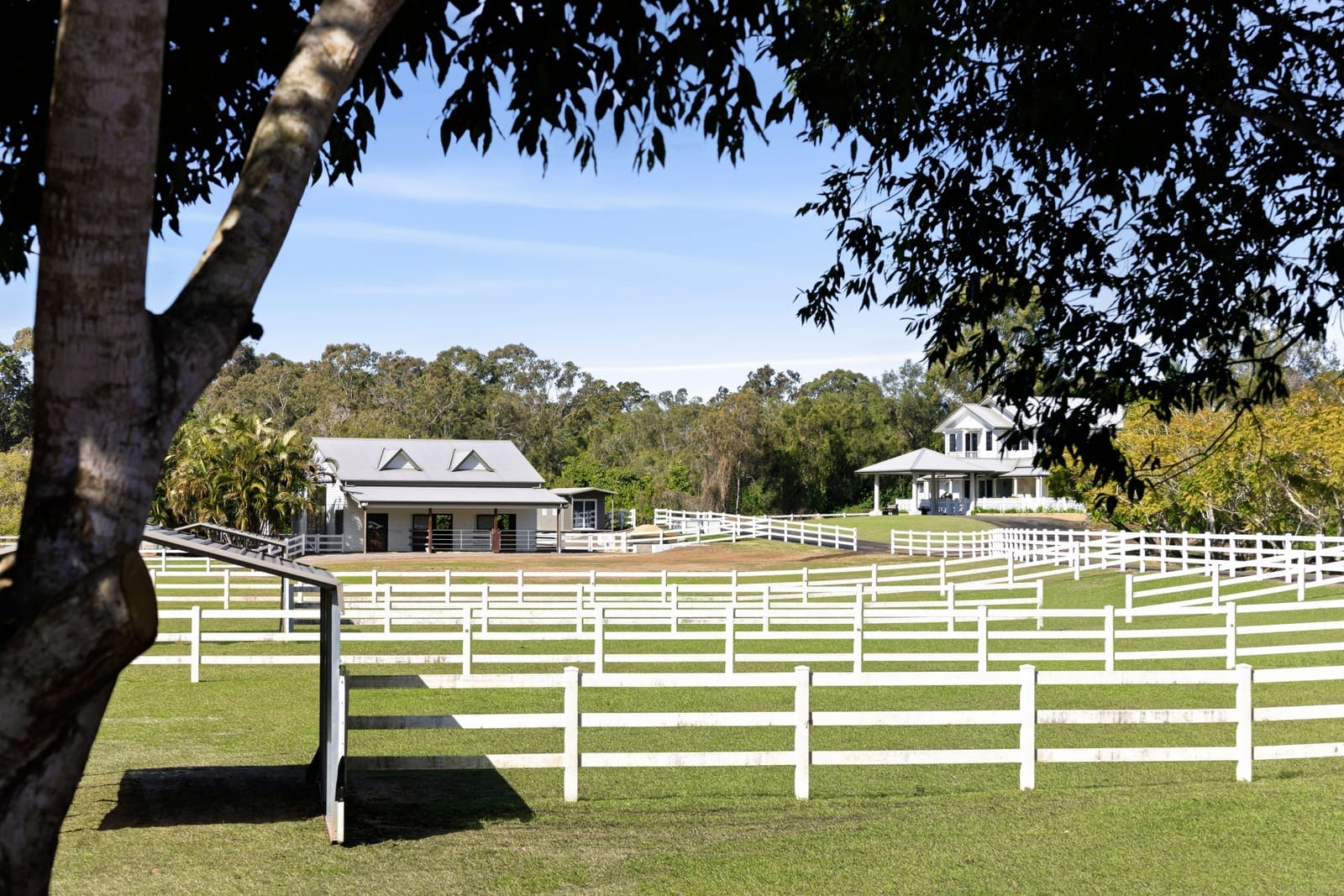 Lifestyle Acreage on the GRANDEST scale: 10 minutes to beach