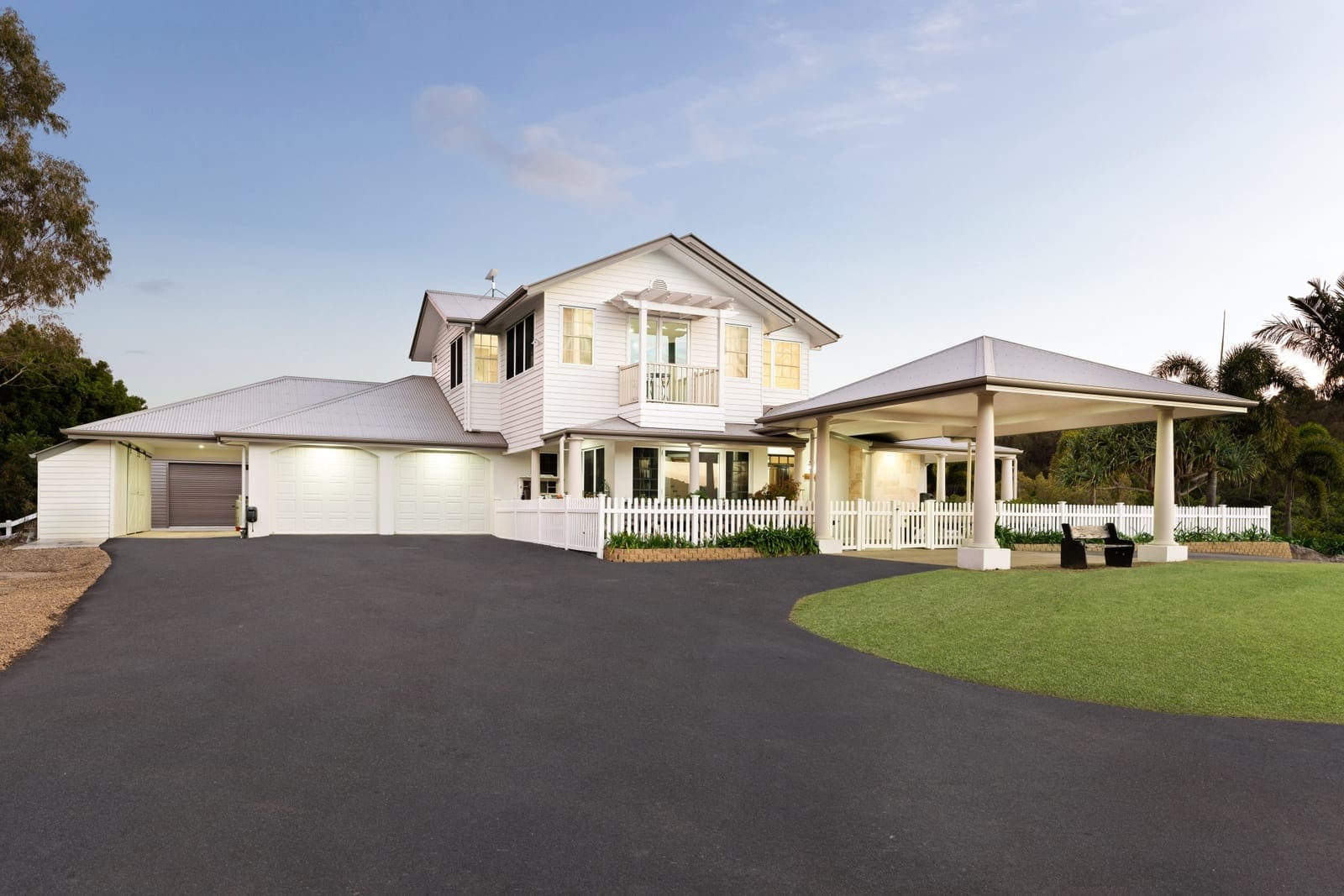 Lifestyle Acreage on the GRANDEST scale: 10 minutes to beach