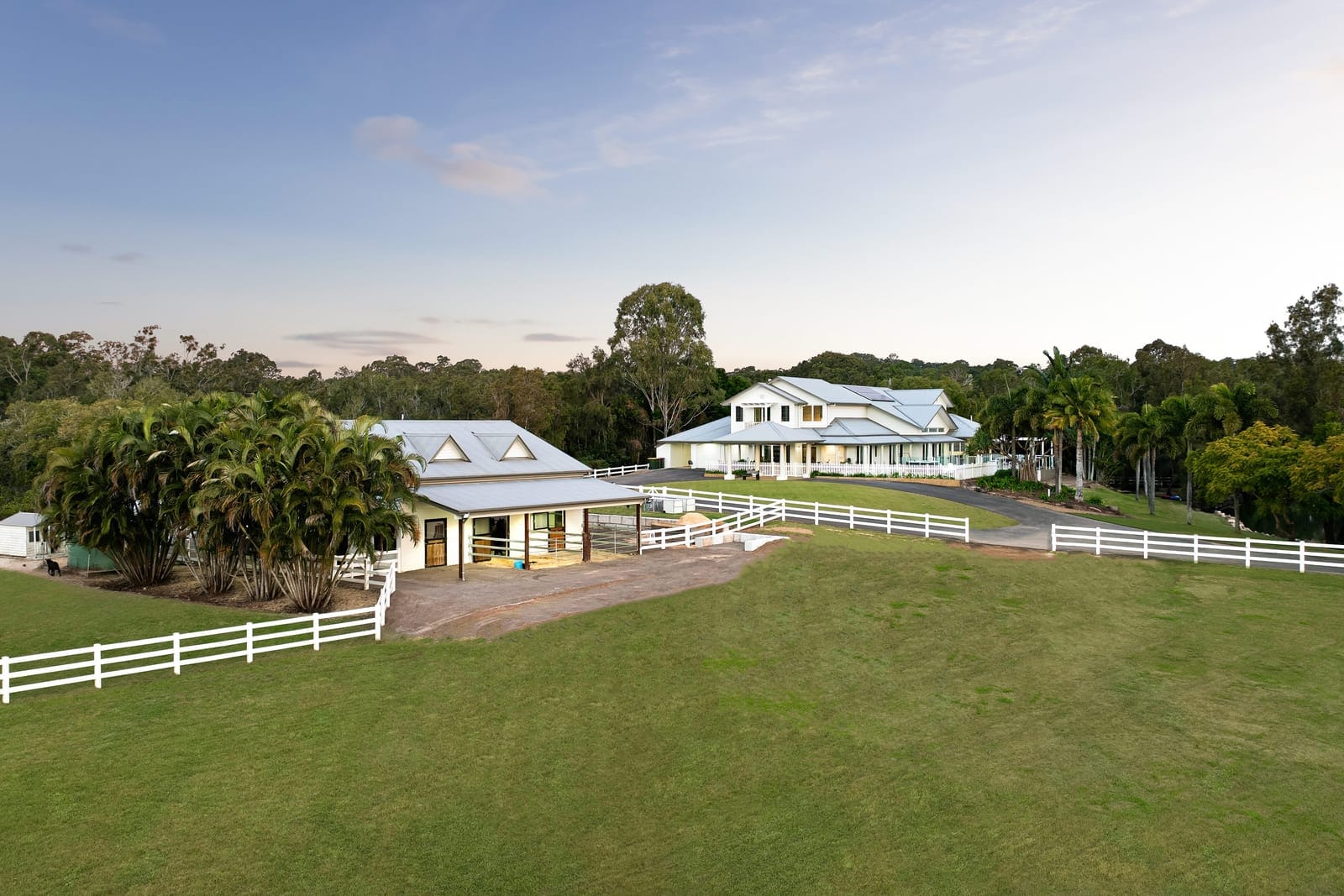 Lifestyle Acreage on the GRANDEST scale: 10 minutes to beach