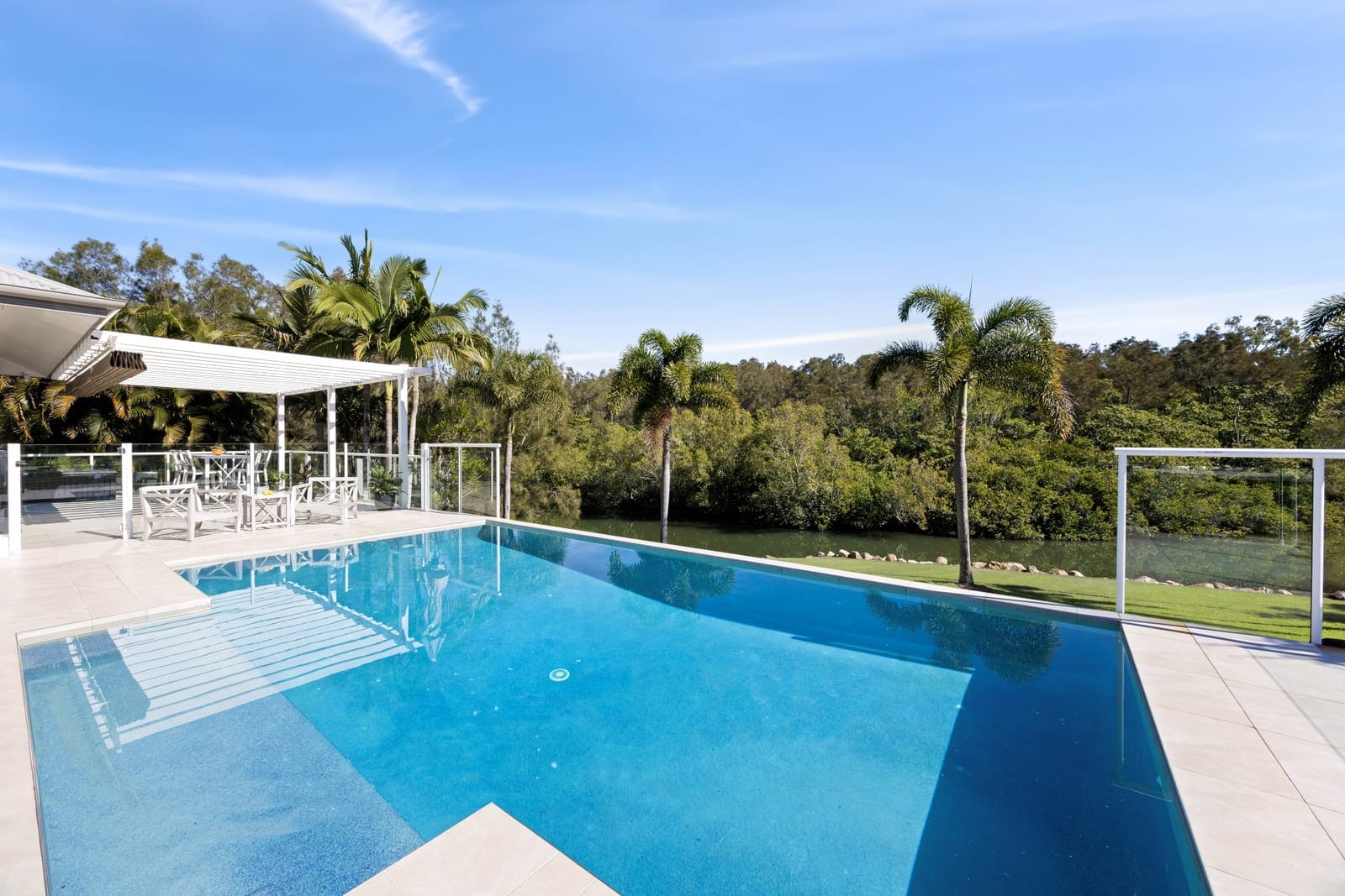 Lifestyle Acreage on the GRANDEST scale: 10 minutes to beach