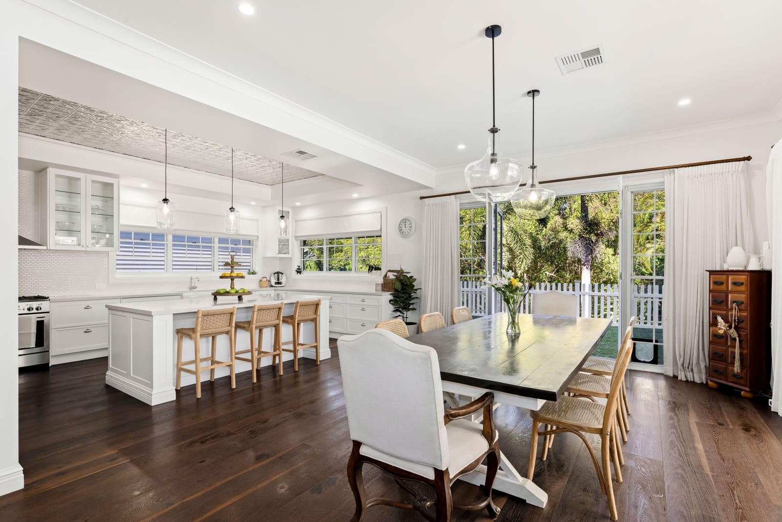 Lifestyle Acreage on the GRANDEST scale: 10 minutes to beach