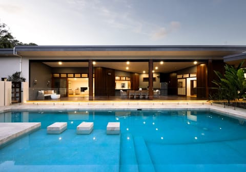 Acreage Perfection – Space, Privacy & Sophistication