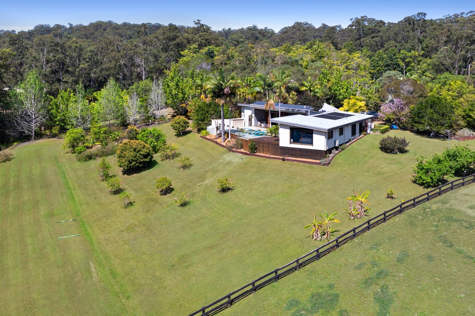 Acreage Perfection – Space, Privacy & Sophistication