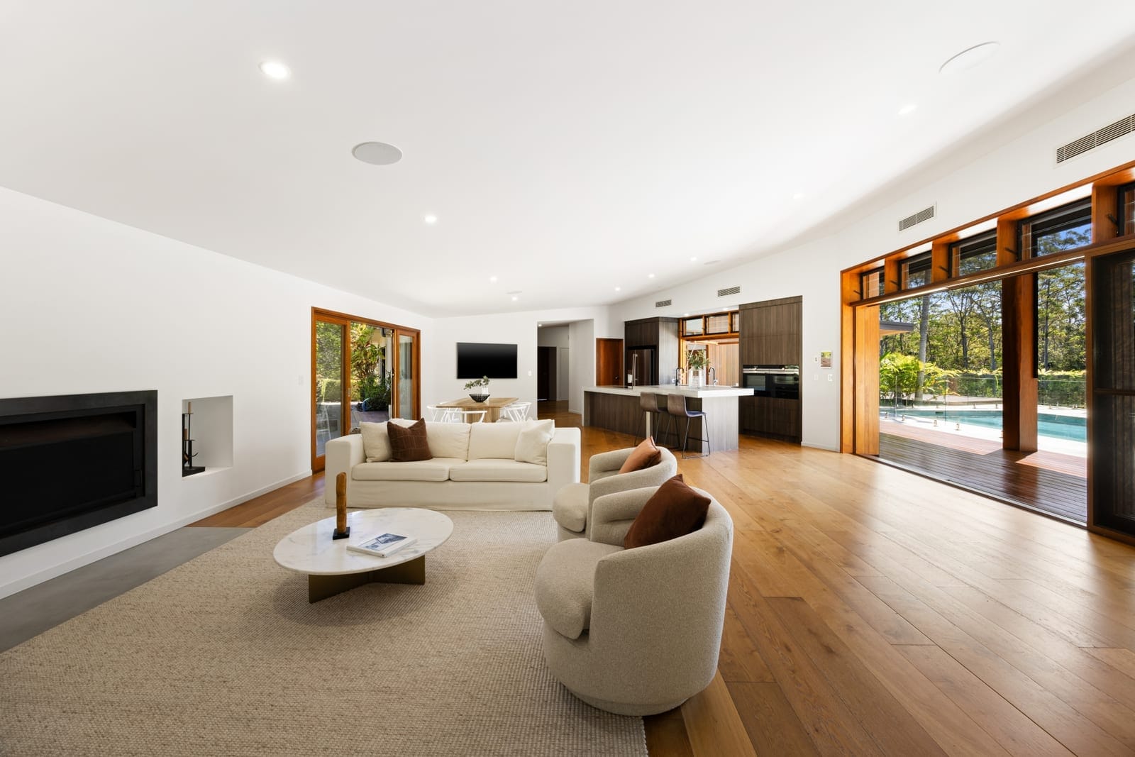 Acreage Perfection – Space, Privacy & Sophistication