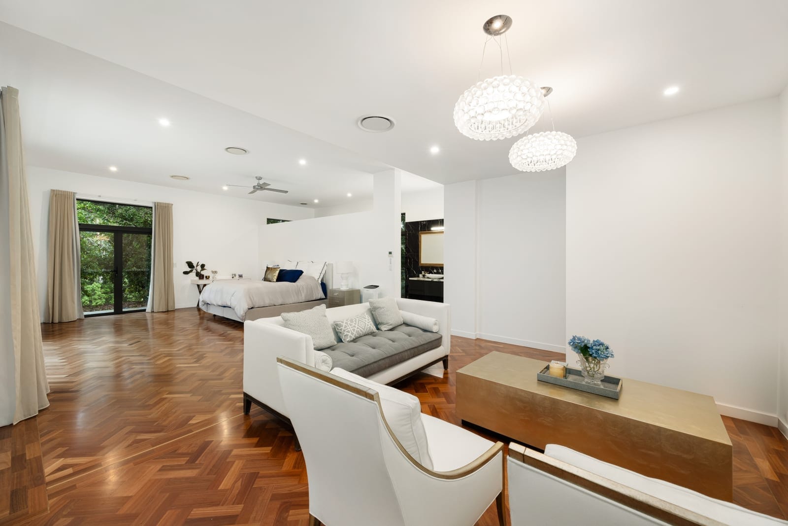 Absolute Magnificence: Ultra-Private Acreage Entertainer