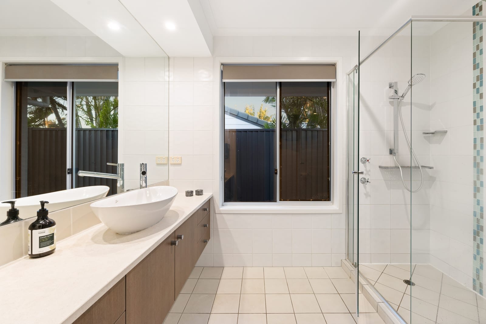 North Facing Beachside Entertainer!