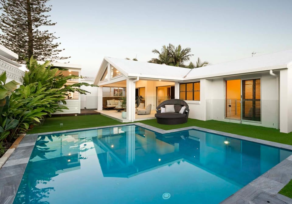 North Facing Beachside Entertainer!