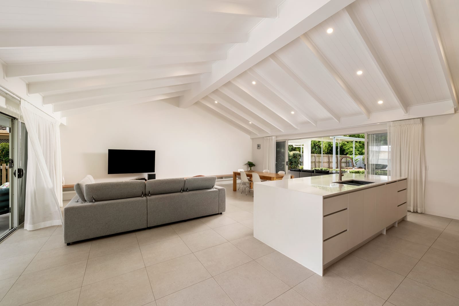 North Facing Entertainer on HUGE 1062m2!