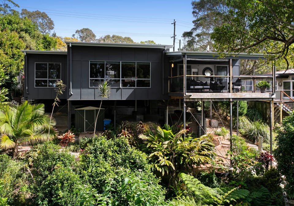Hinterland Haven Nestled Amongst Treetops!