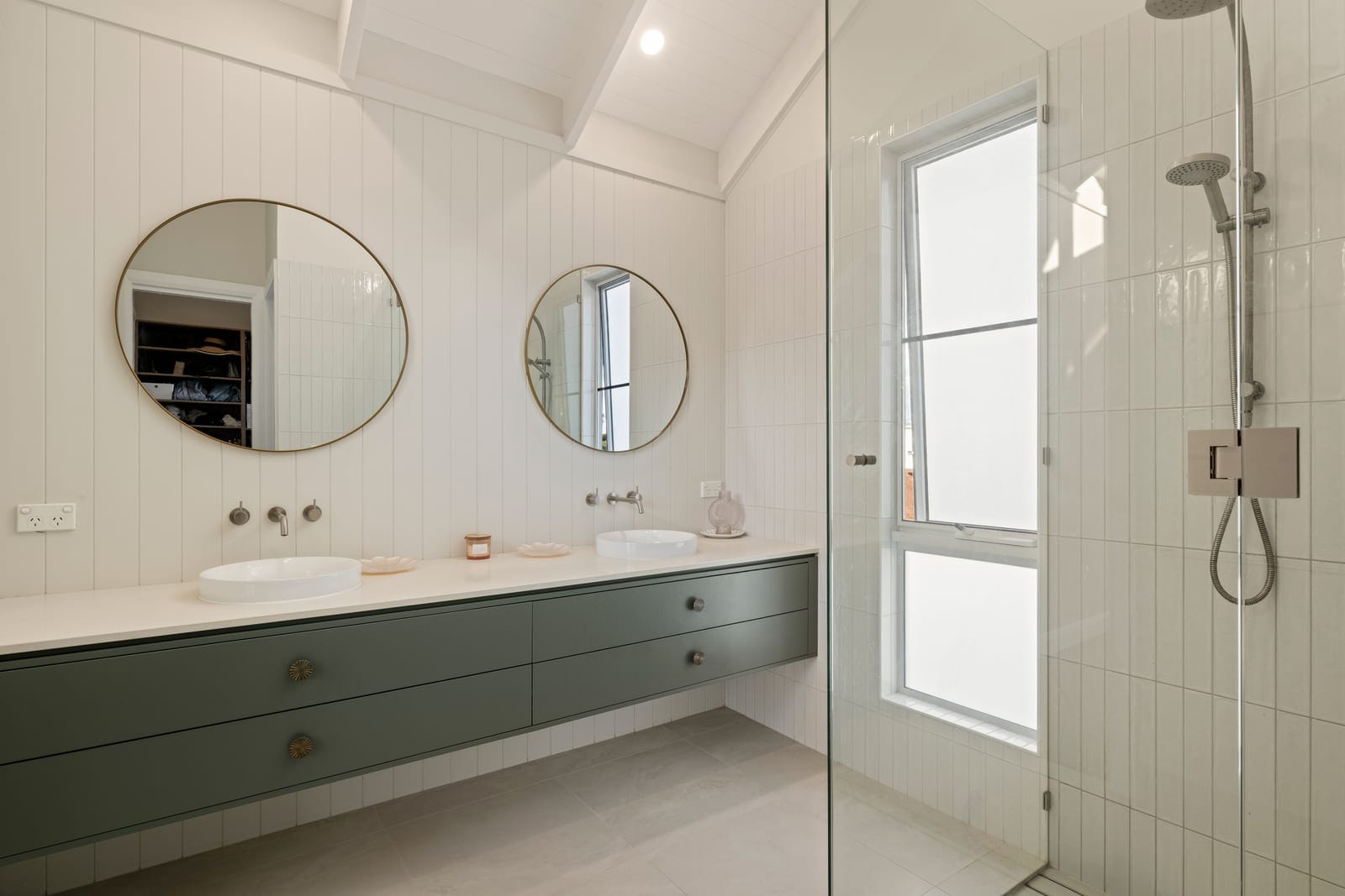 Hamptons-Style Stunner: 200m to Sand