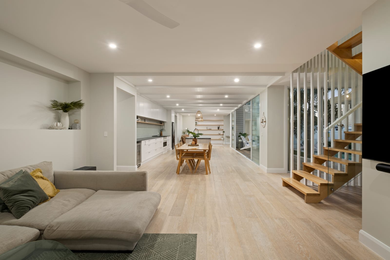 Hamptons-Style Stunner: 200m to Sand