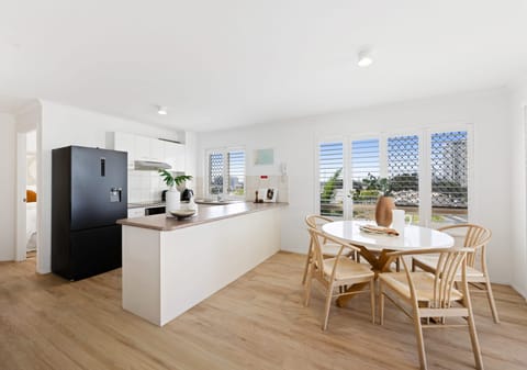 Location, Lifestyle, Views: Top Floor with Rooftop Terrace!