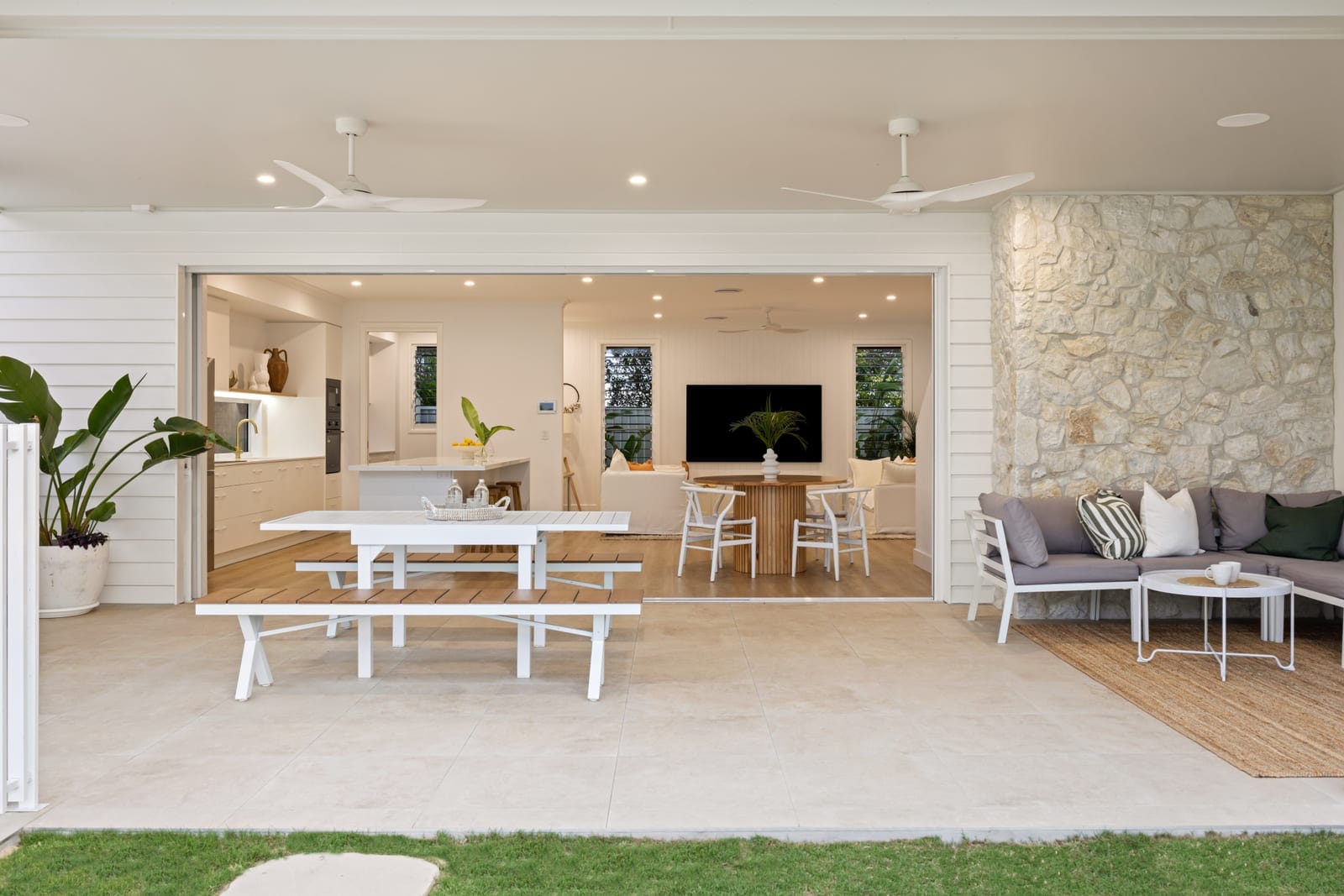 Architectural Beachside Luxury, 600m from Mooloolaba