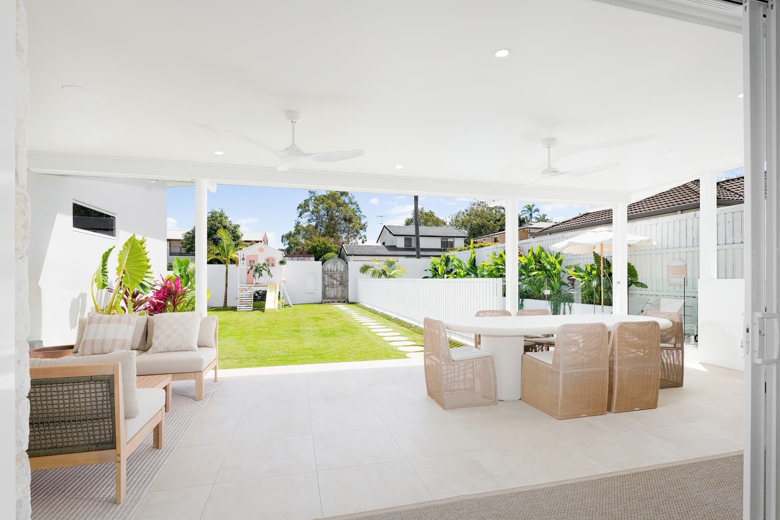 Architectural Beachside Luxury, 600m from Mooloolaba
