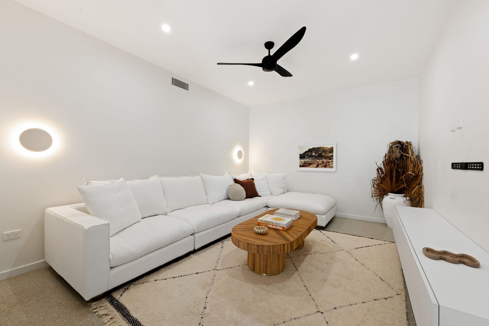 Beachside Perfection: Light, Luxury, Lifestyle, Location