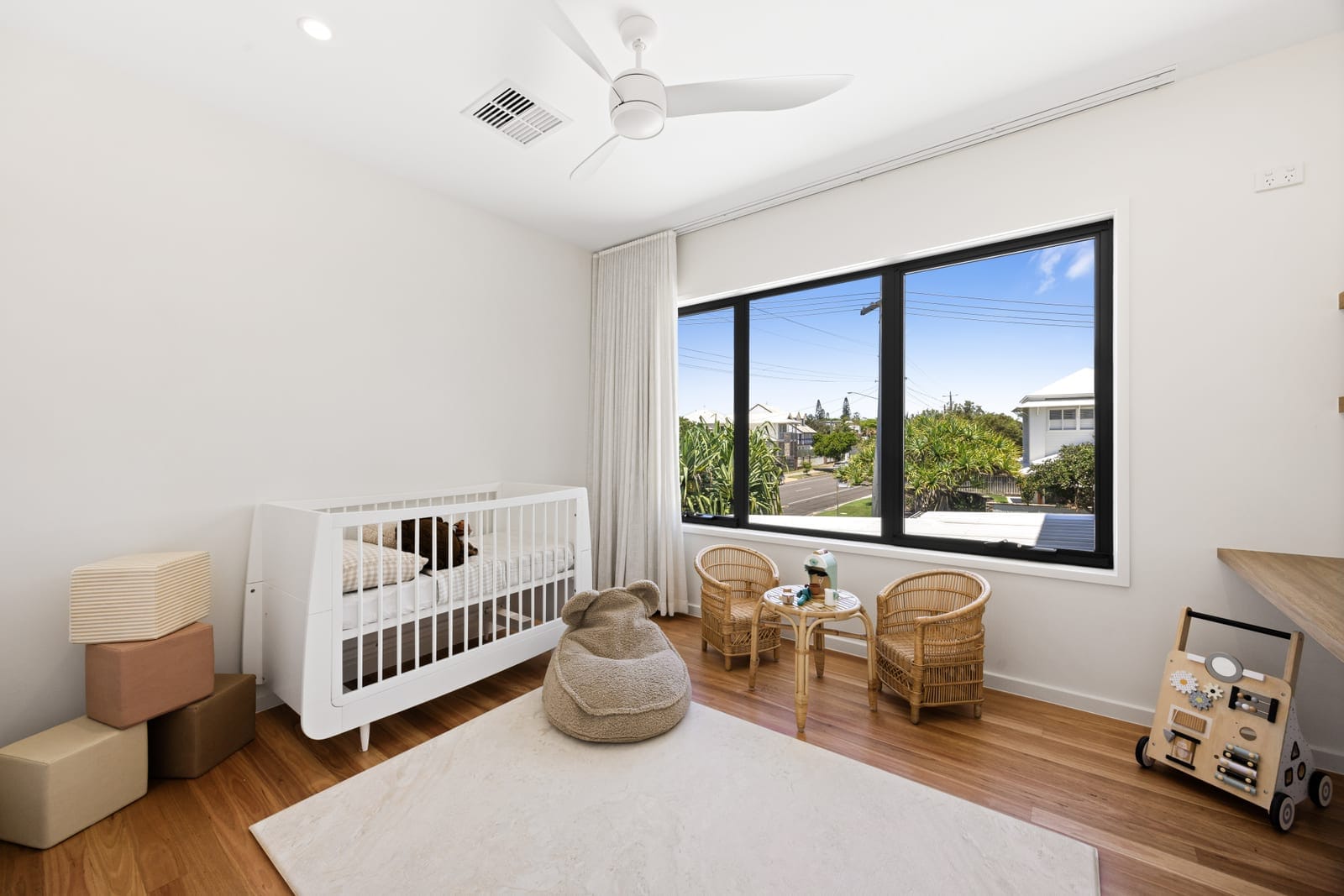 Beachside Perfection: Light, Luxury, Lifestyle, Location