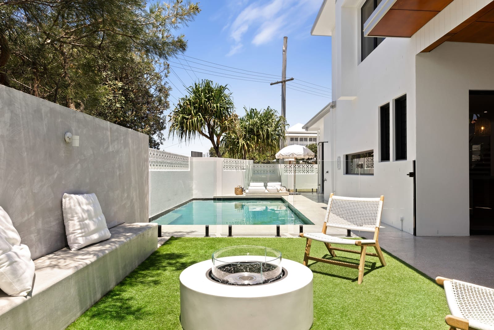 Beachside Perfection: Light, Luxury, Lifestyle, Location