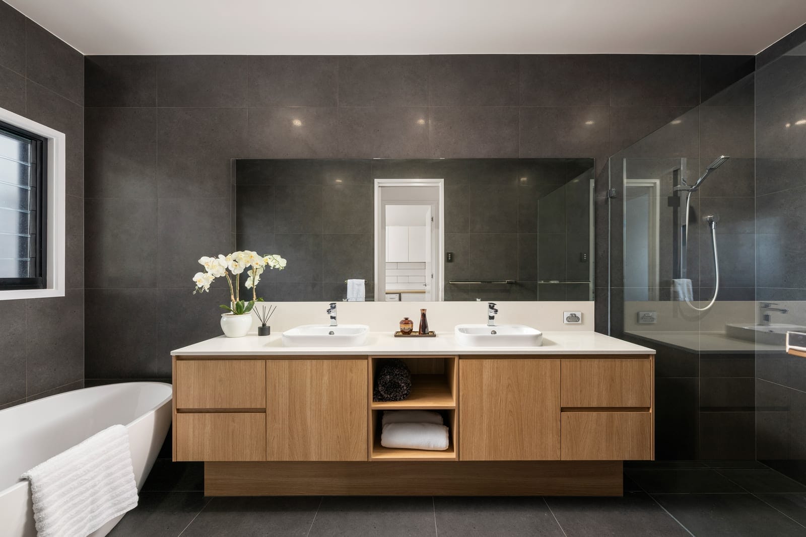 Palm Ave Perfection - where convenience and contemporary living meet!