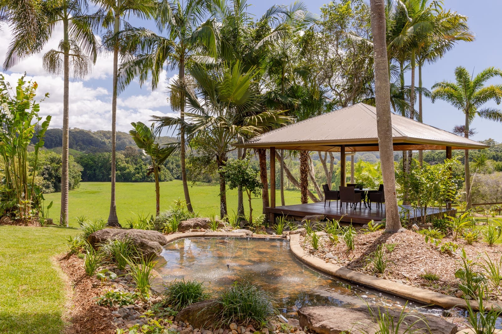 North Facing Acreage Entertainer: Fully Useable 32 Acres