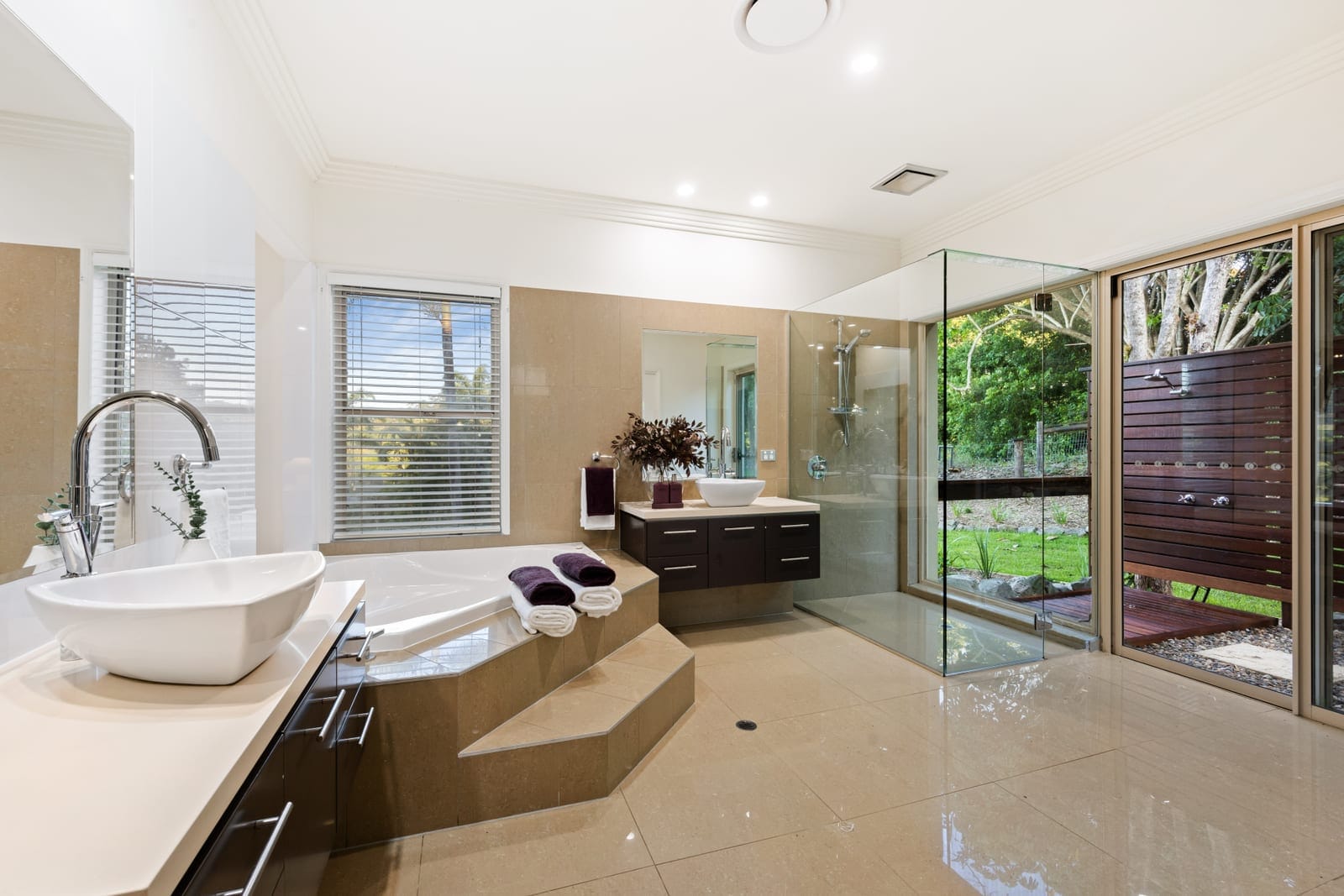 North Facing Acreage Entertainer: Fully Useable 32 Acres