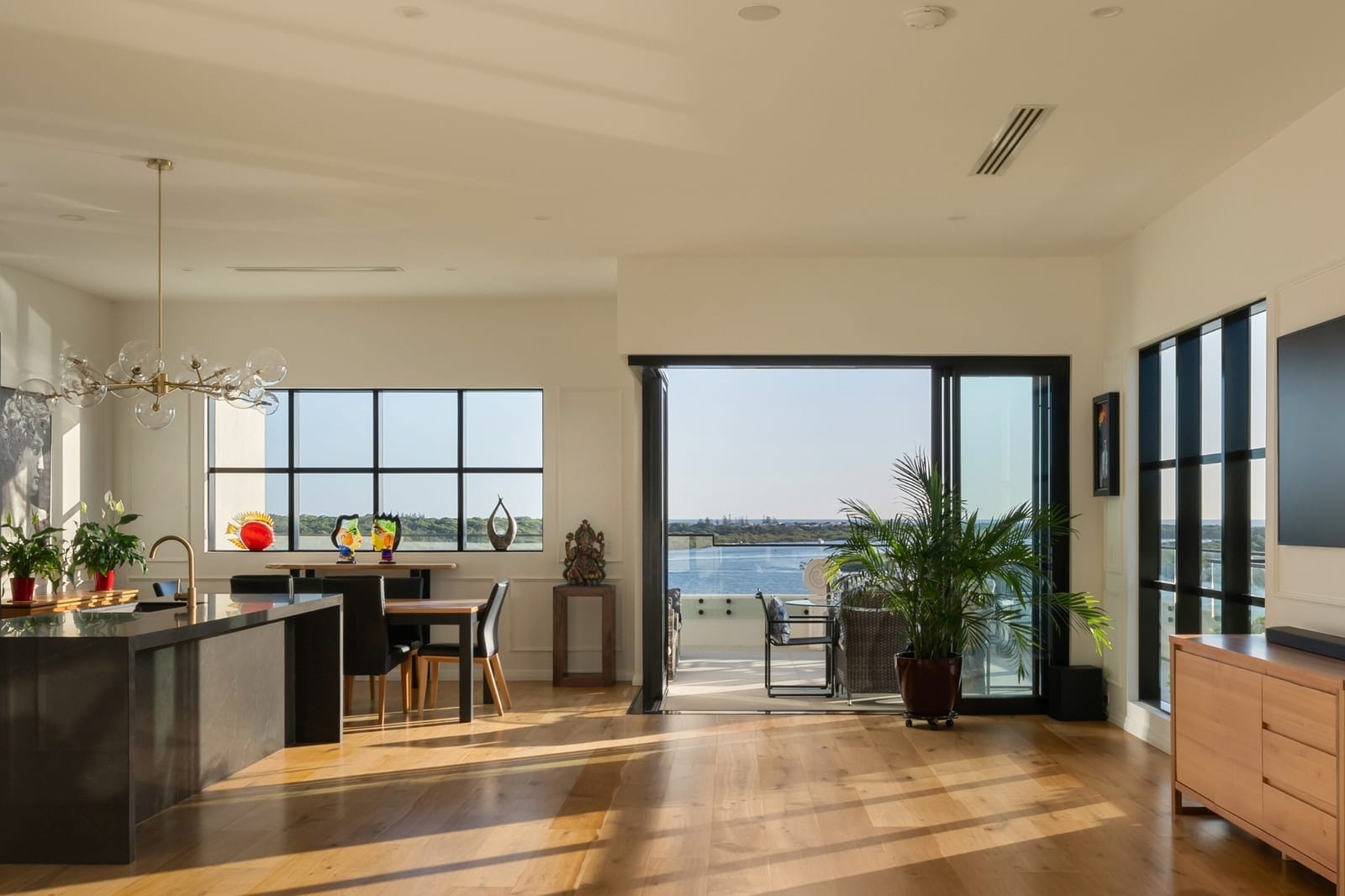 Prestige Picnic Point Penthouse: Breathtaking Views, Stunning Sunrises
