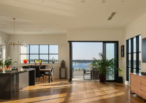 Prestige Picnic Point Penthouse: Breathtaking Views, Stunning Sunrises
