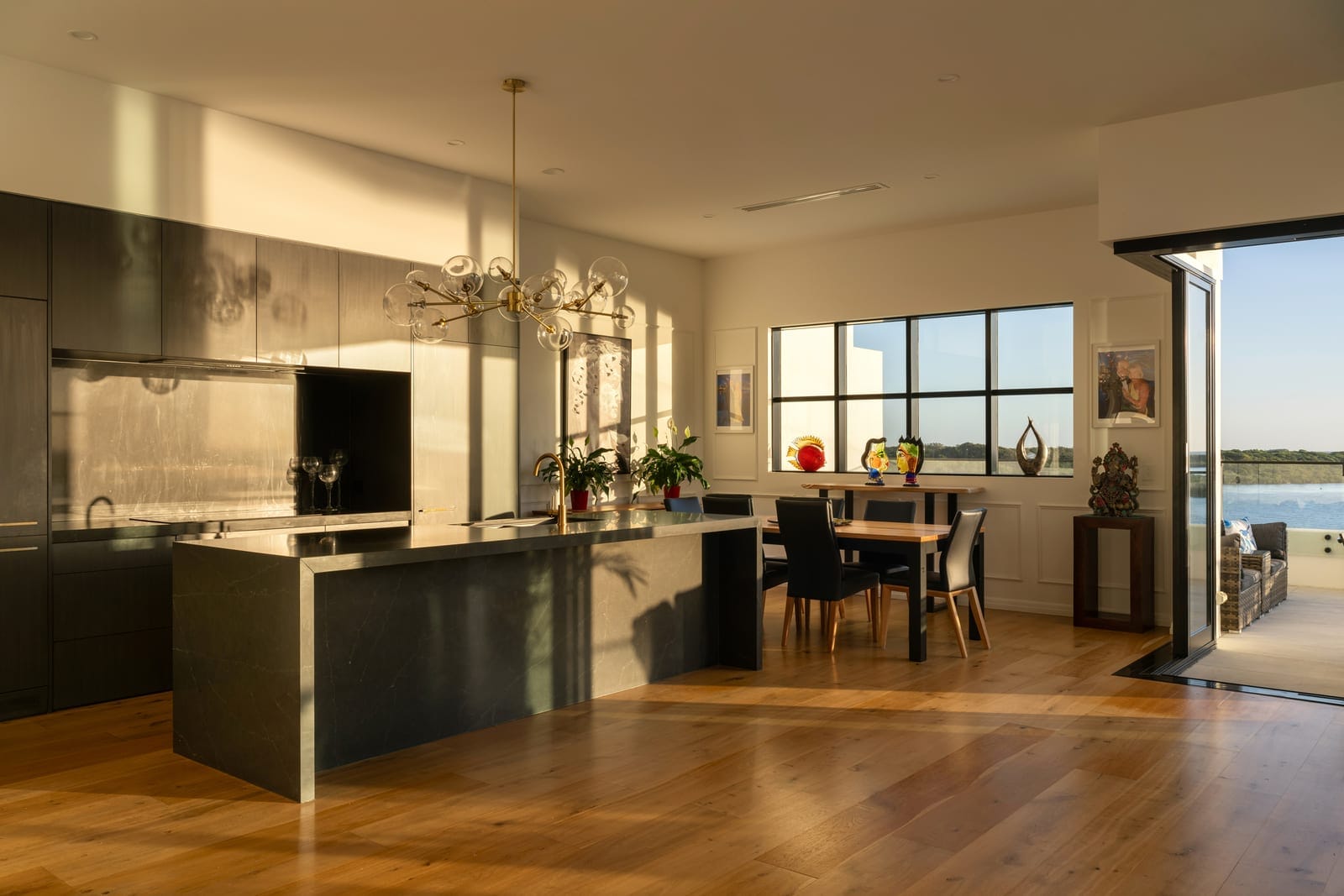 Prestige Picnic Point Penthouse: Breathtaking Views, Stunning Sunrises
