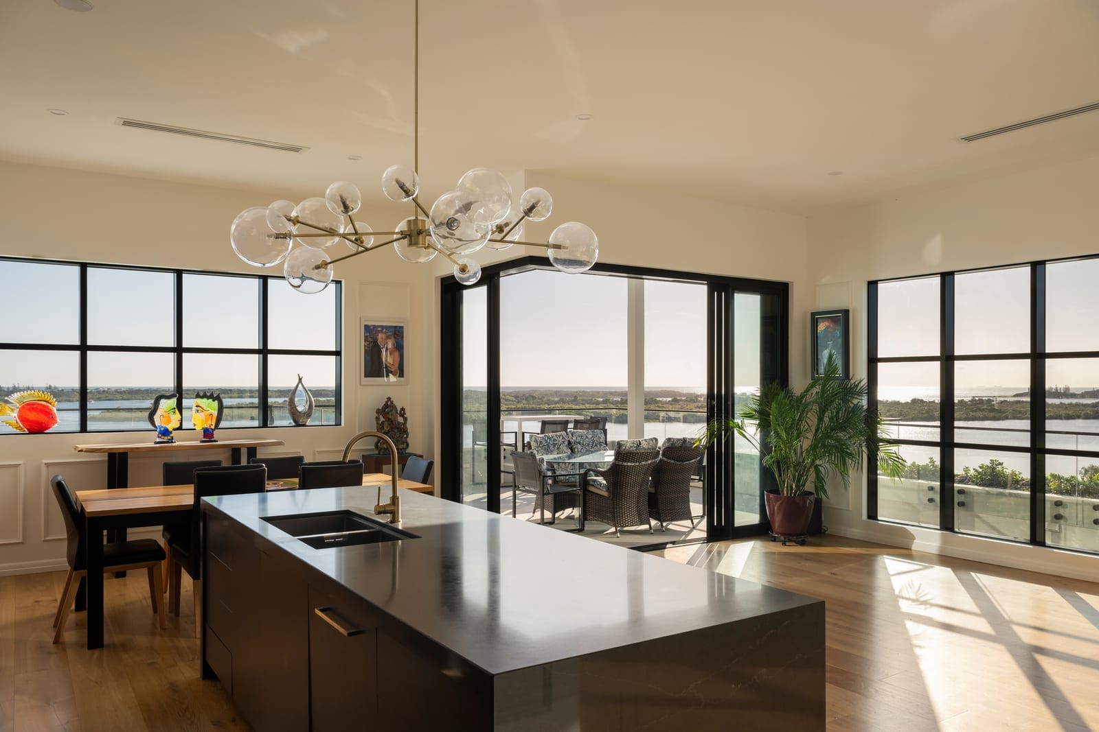 Prestige Picnic Point Penthouse: Breathtaking Views, Stunning Sunrises