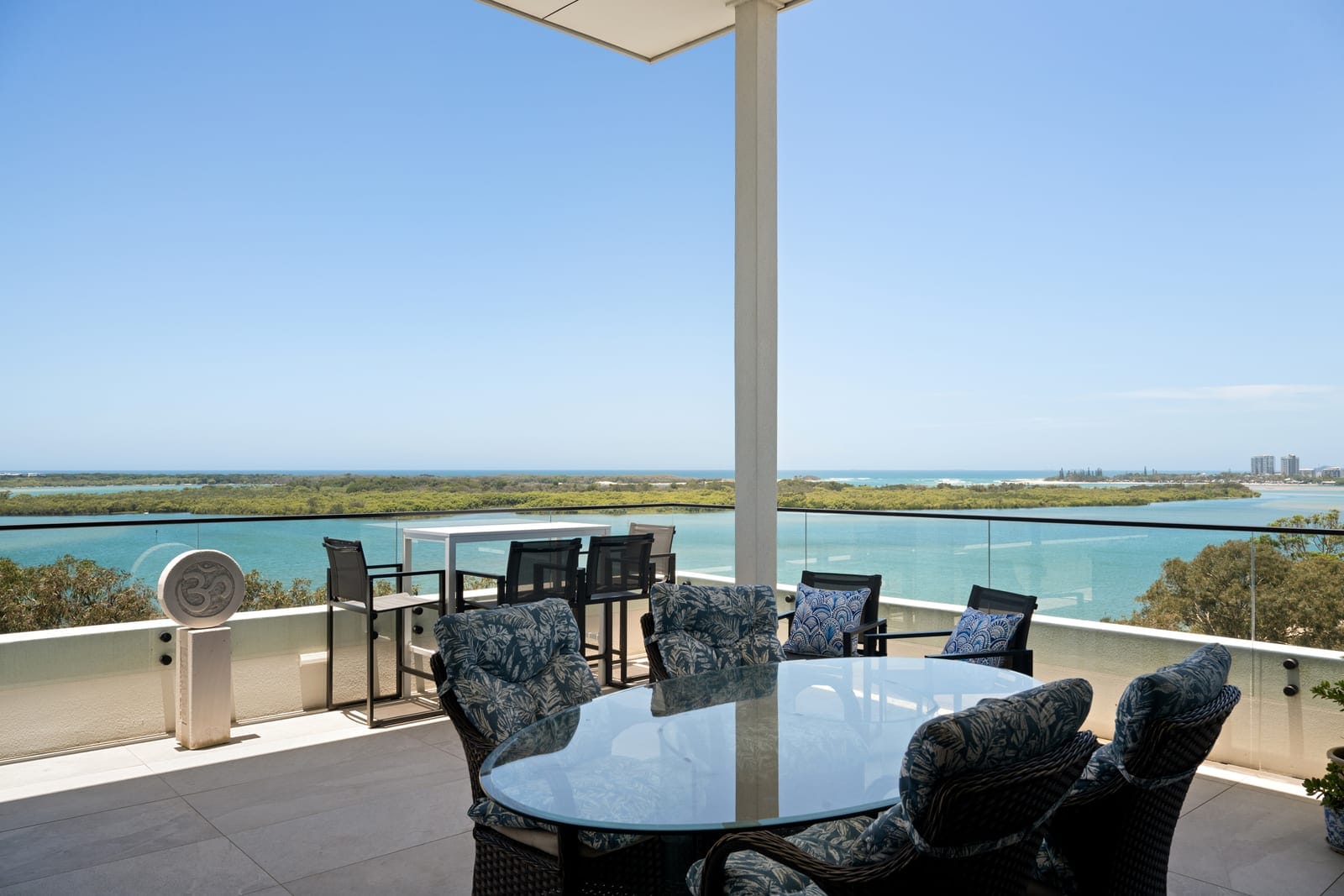 Prestige Picnic Point Penthouse: Breathtaking Views, Stunning Sunrises
