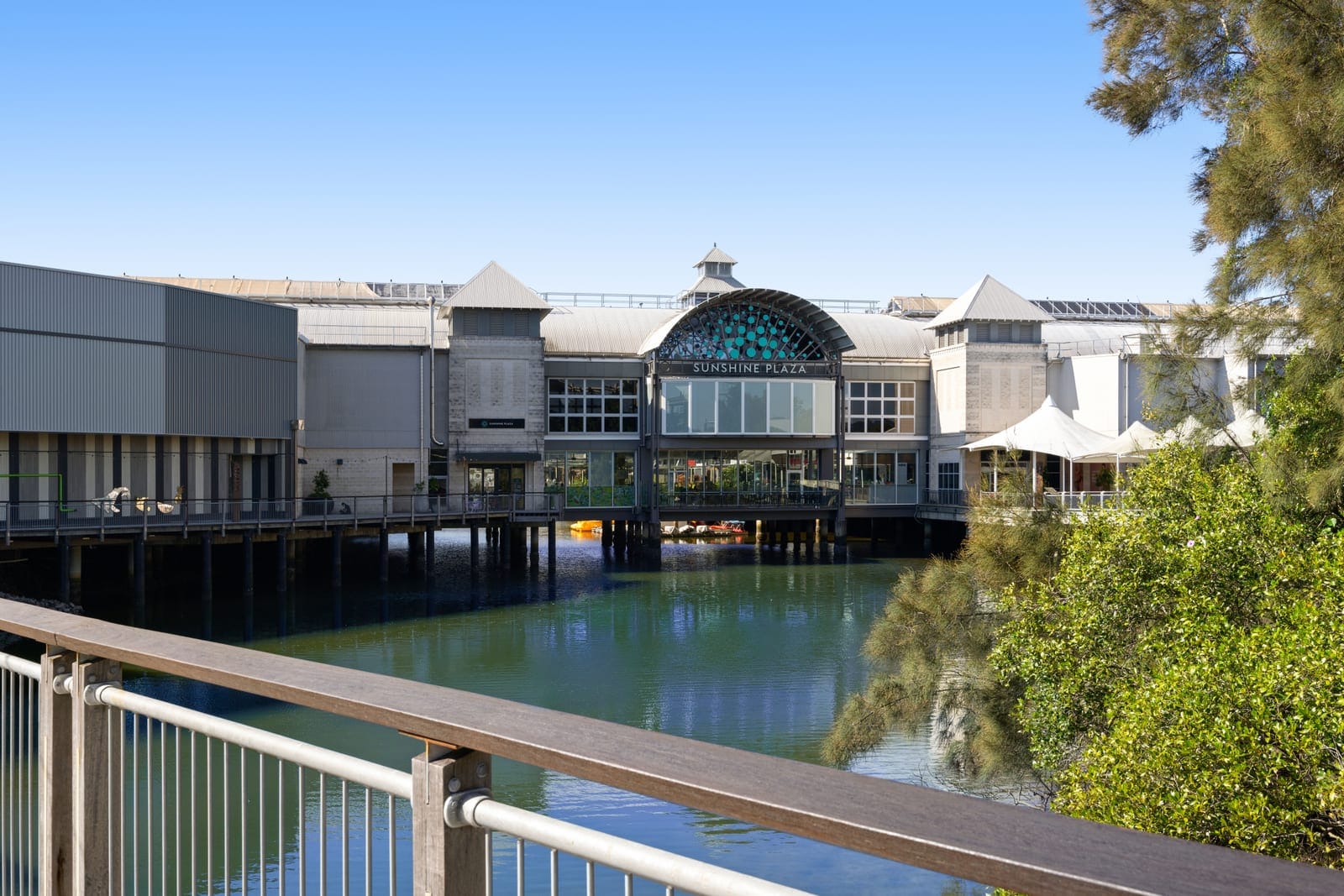 Coastal Cosmopolitan at its Finest! Shopping, Dining, Sunsets, Beach: REPEAT!