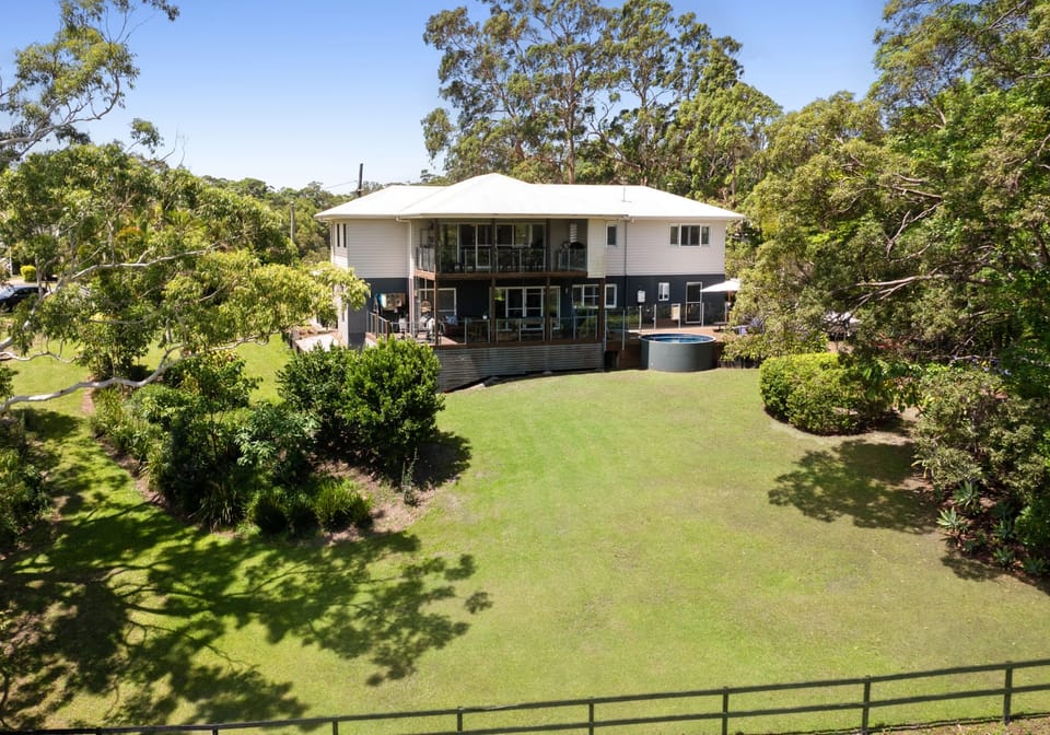 Low Maintenance Acreage Delight!