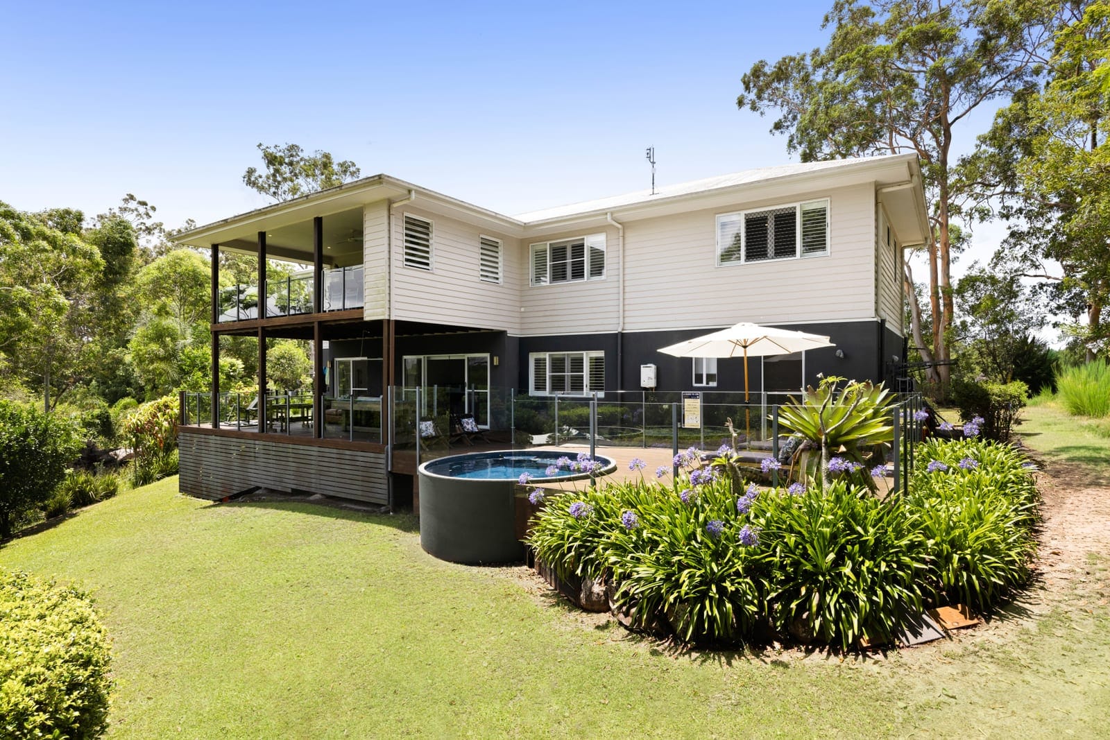 Low Maintenance Acreage Delight!