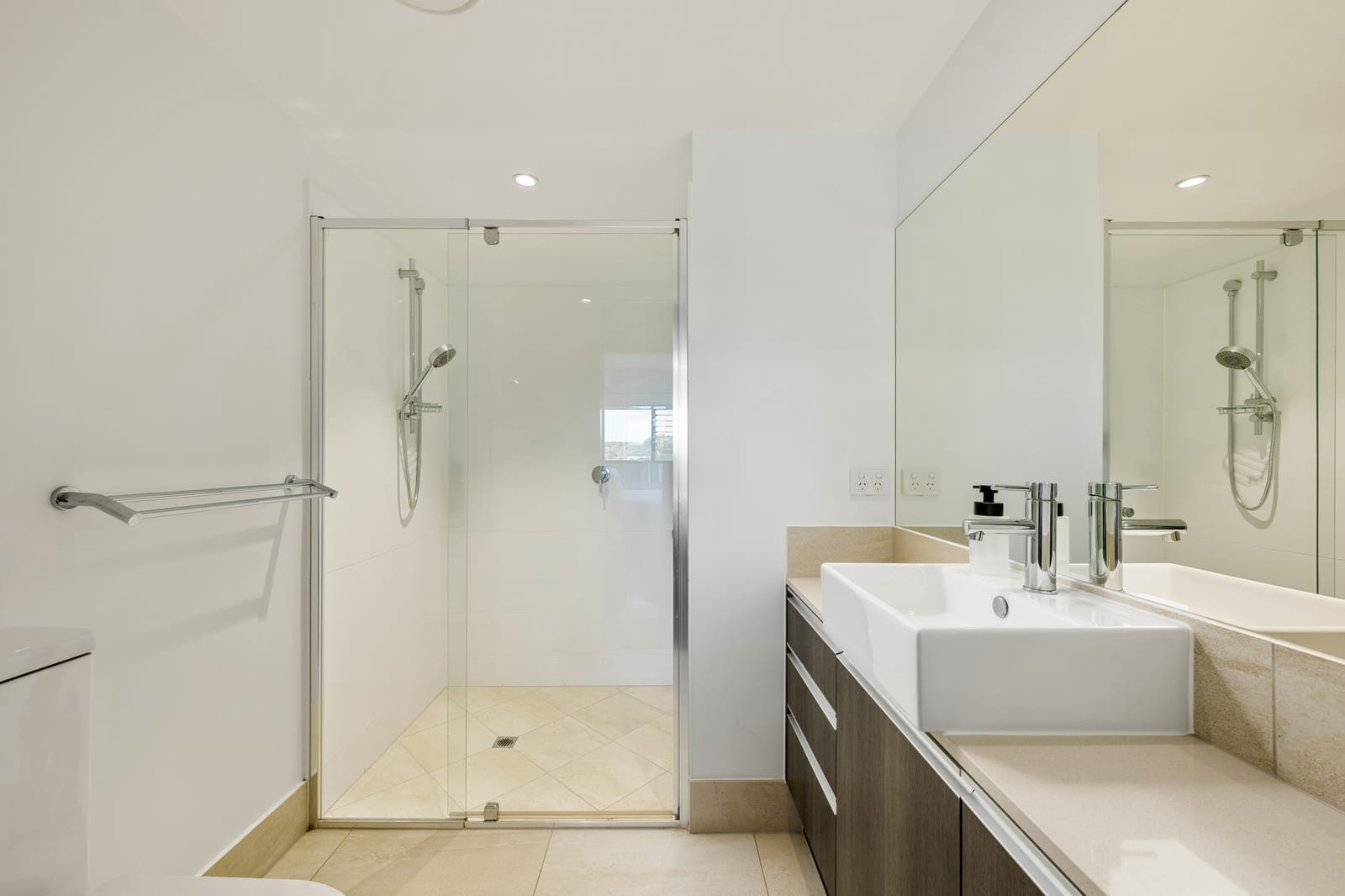 Riverfront Splendour: Light, Location, Lifestyle!
