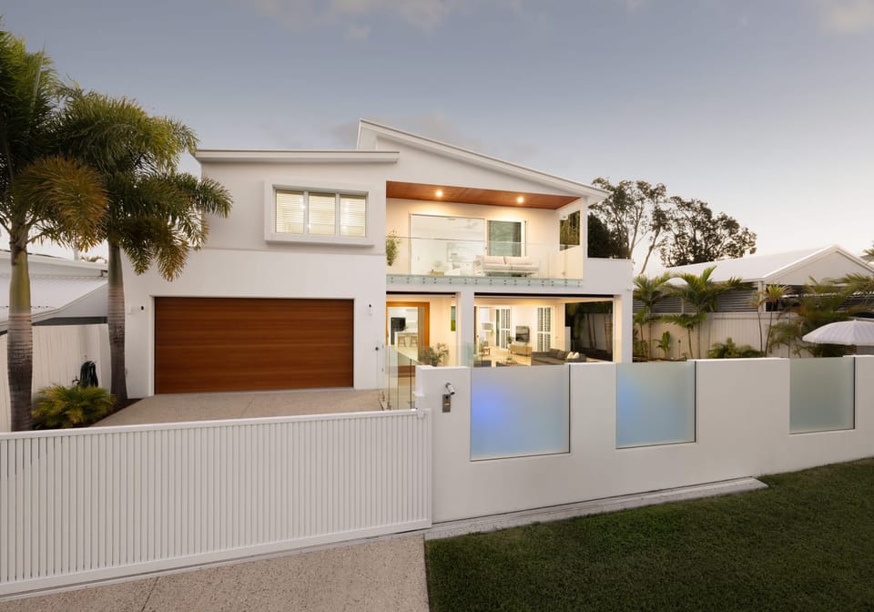 Design Perfection, Luxury Coastal Living with the Lot!