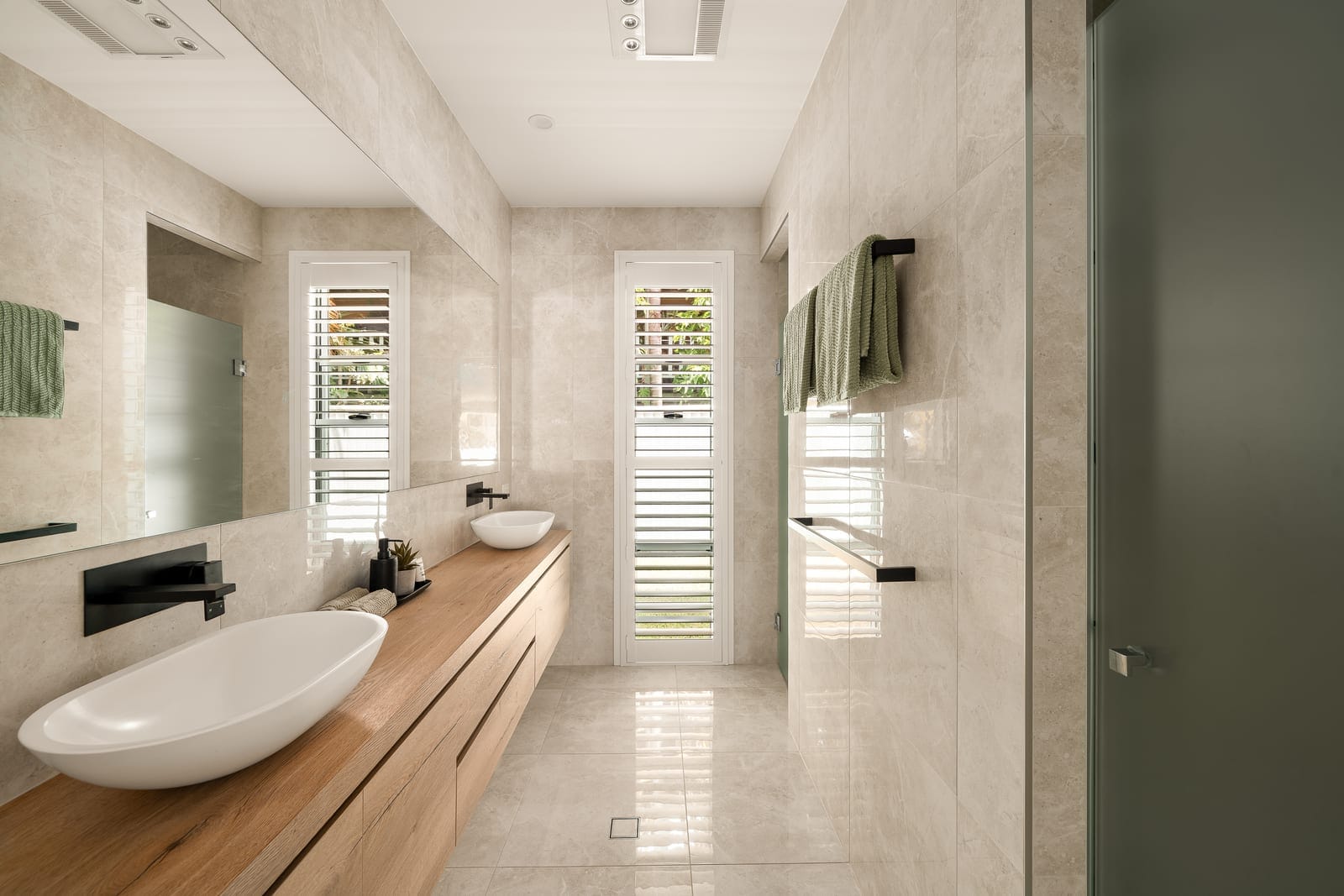 Design Perfection, Luxury Coastal Living with the Lot!
