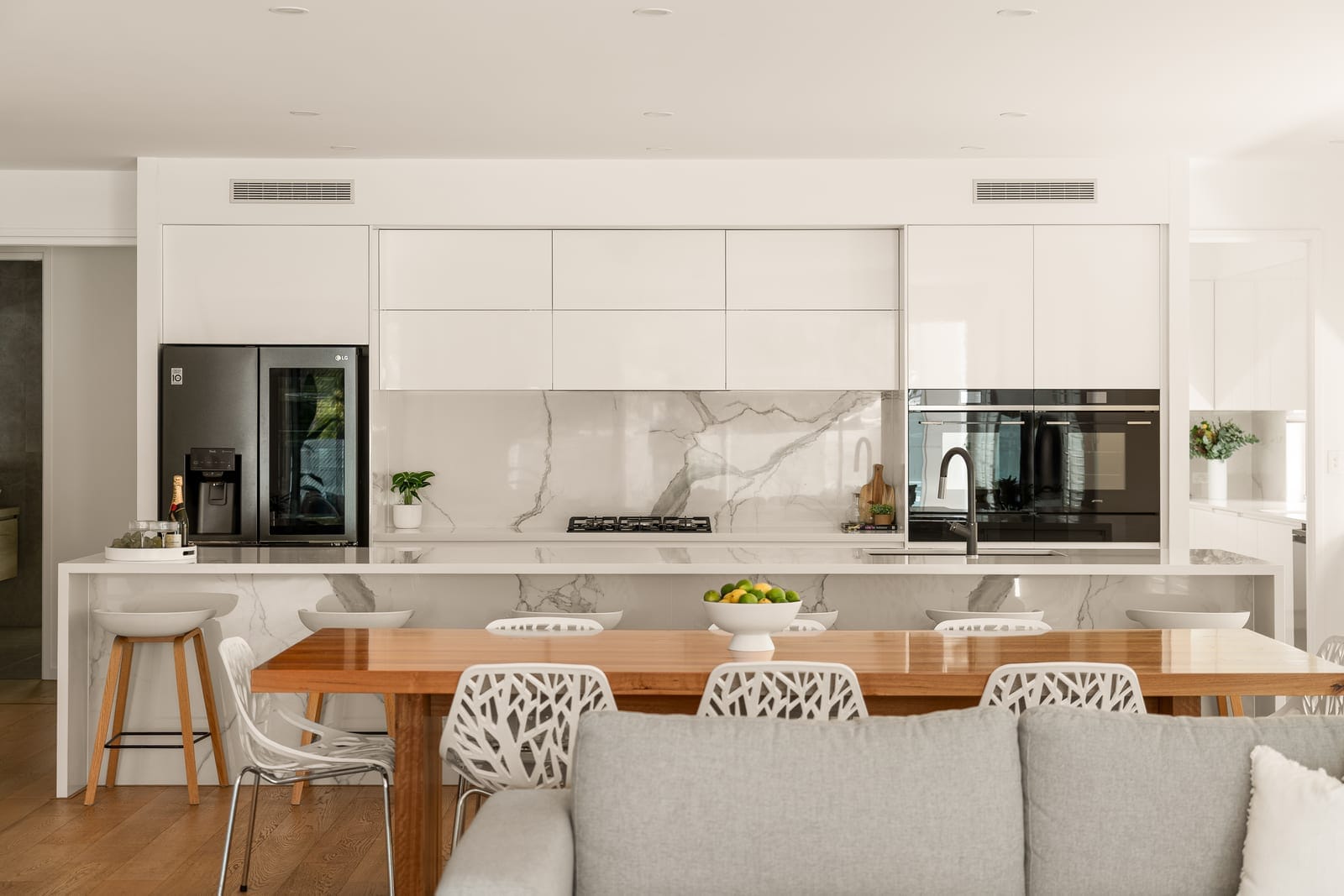 Design Perfection, Luxury Coastal Living with the Lot!