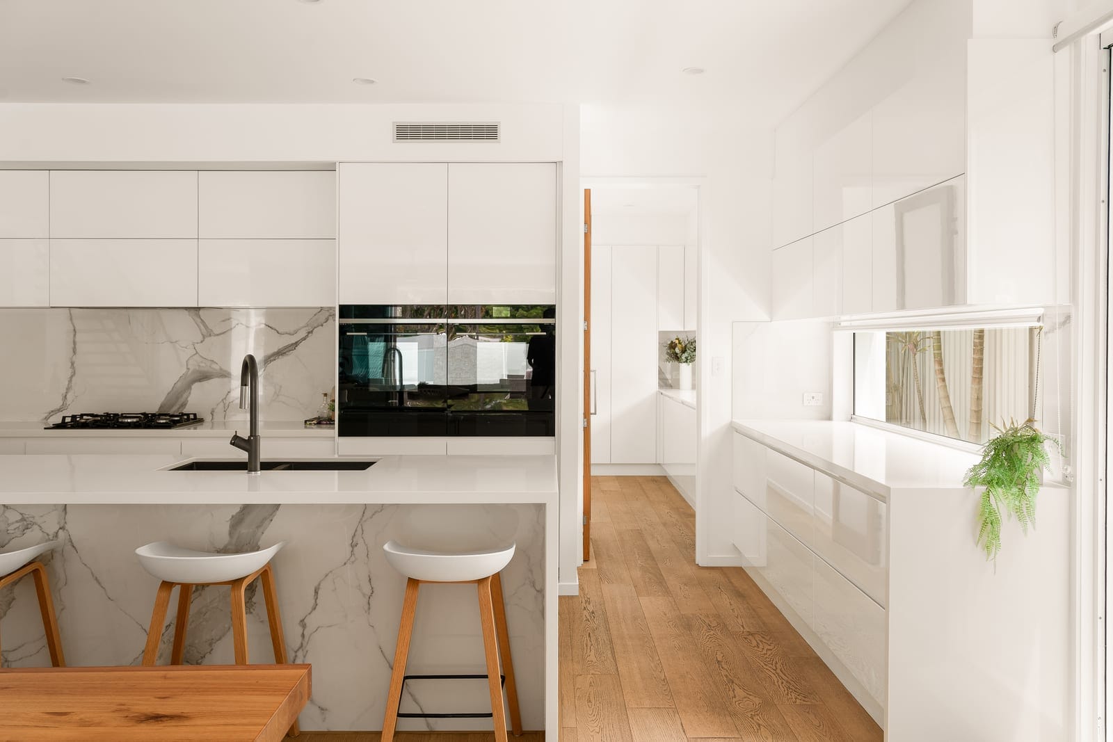 Design Perfection, Luxury Coastal Living with the Lot!