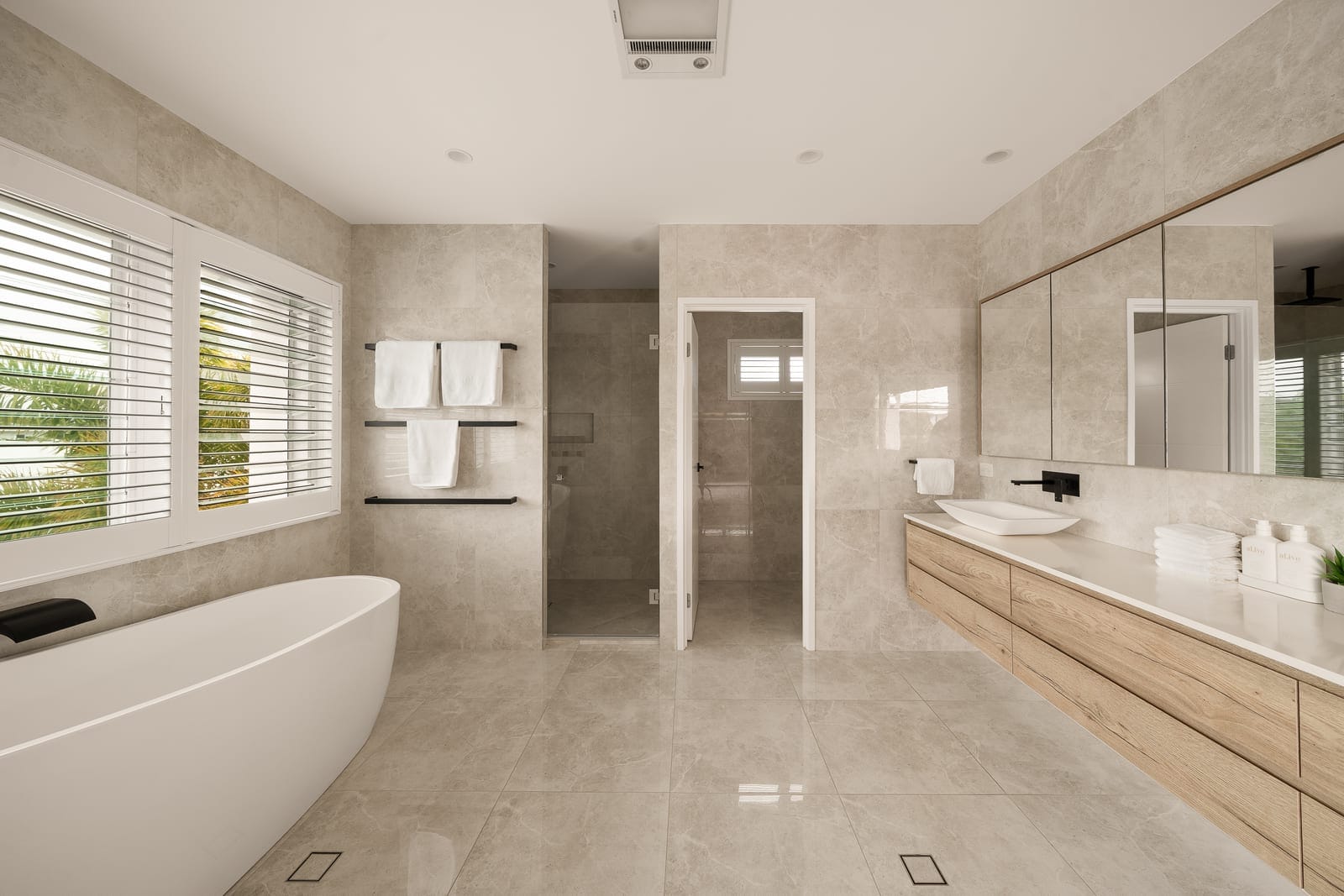 Design Perfection, Luxury Coastal Living with the Lot!