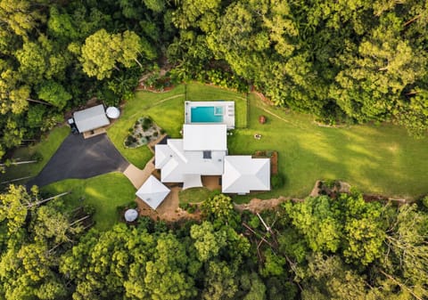 Total Privacy: Blue-Chip Lifestyle Acreage