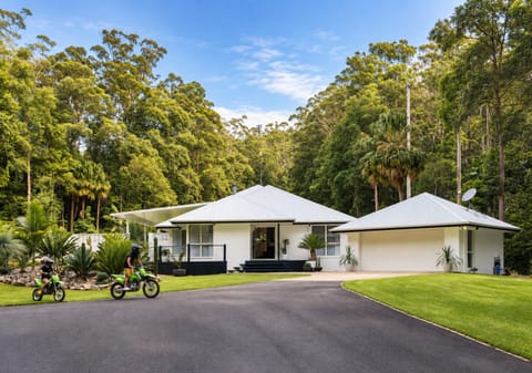 Total Privacy: Blue-Chip Lifestyle Acreage